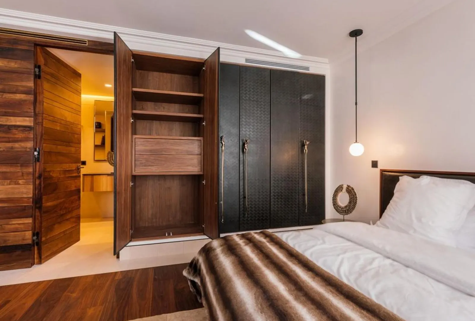 Bright & Modern 4-Bedroom Apartment In The Heart Of Берлин